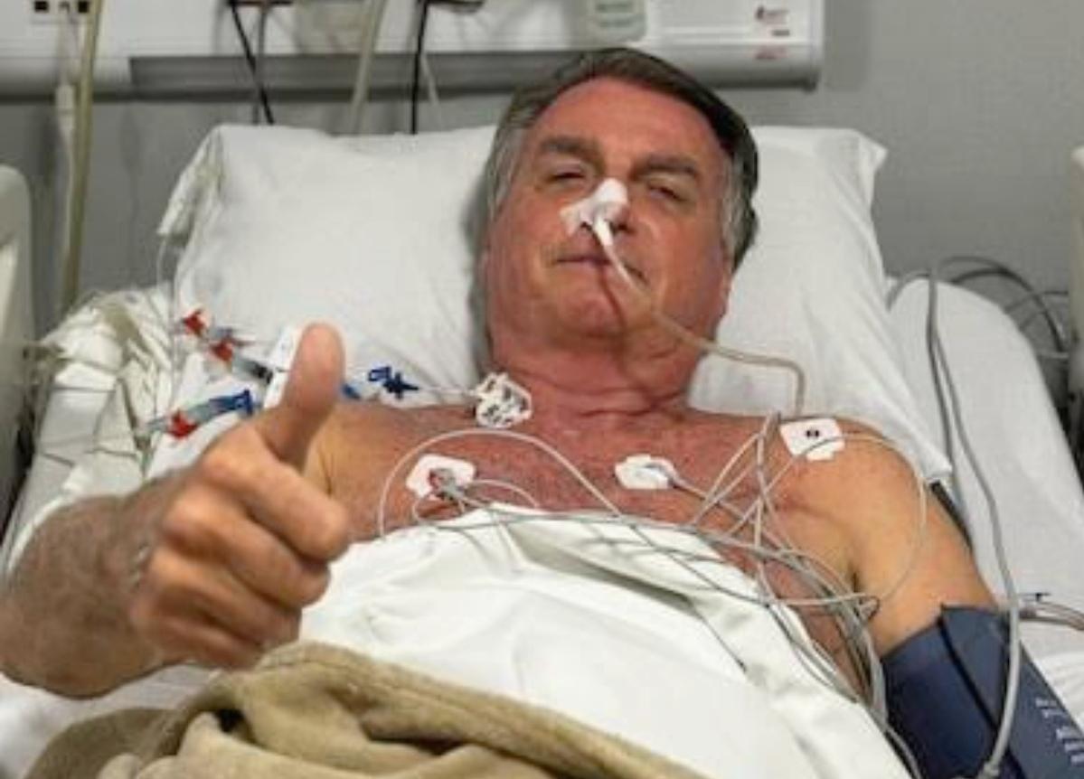 Bolsonaro divulgou foto dele no hospital nas redes