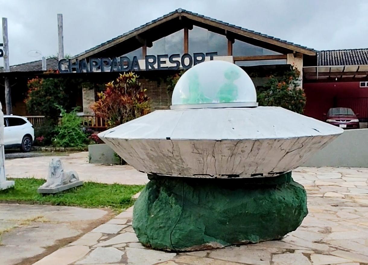 "Disco voador" na praça central de Alto Paraíso