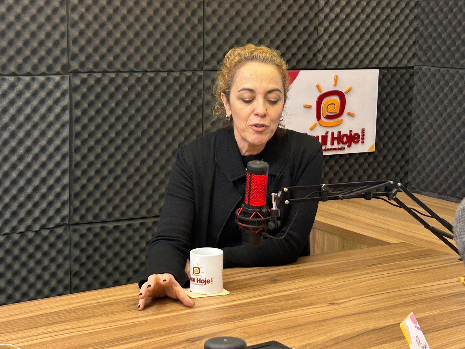 Márcia Tiburi no estúdio do portal Piauí Hoje