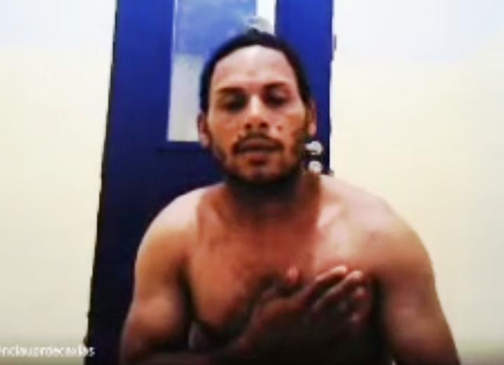 Durante a audiência Leandro tirou a farda do presídio para dizer que foi acredido