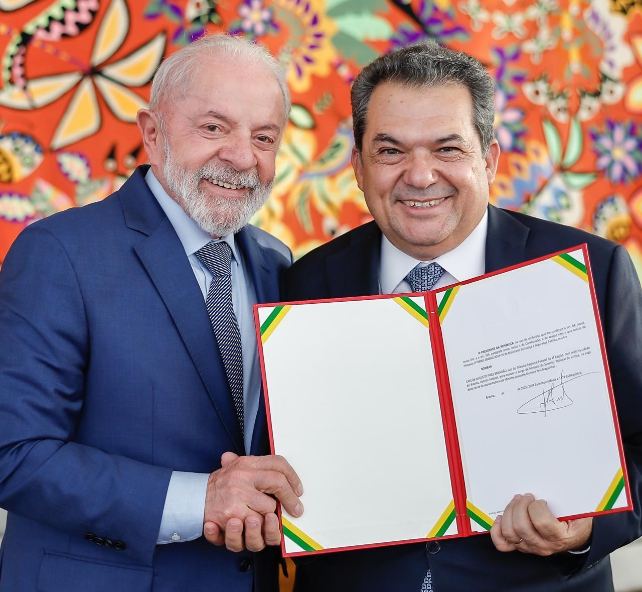Presidente Lula entrega diploma de nomeação ao ministro Carlos Brandão