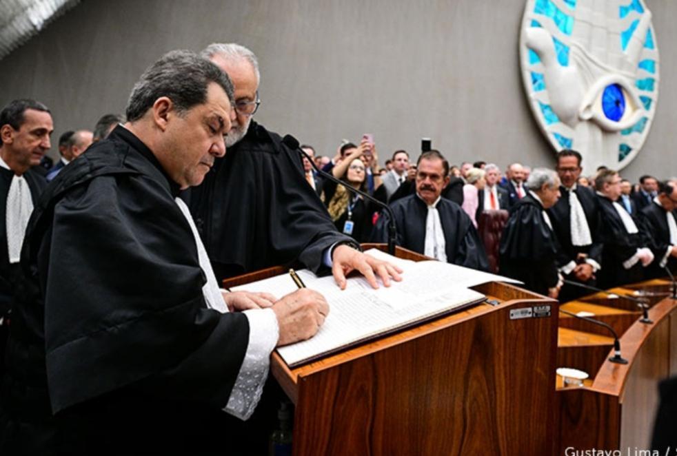 Ministro Carlos Brandão assinando o termo de posse no STJ
