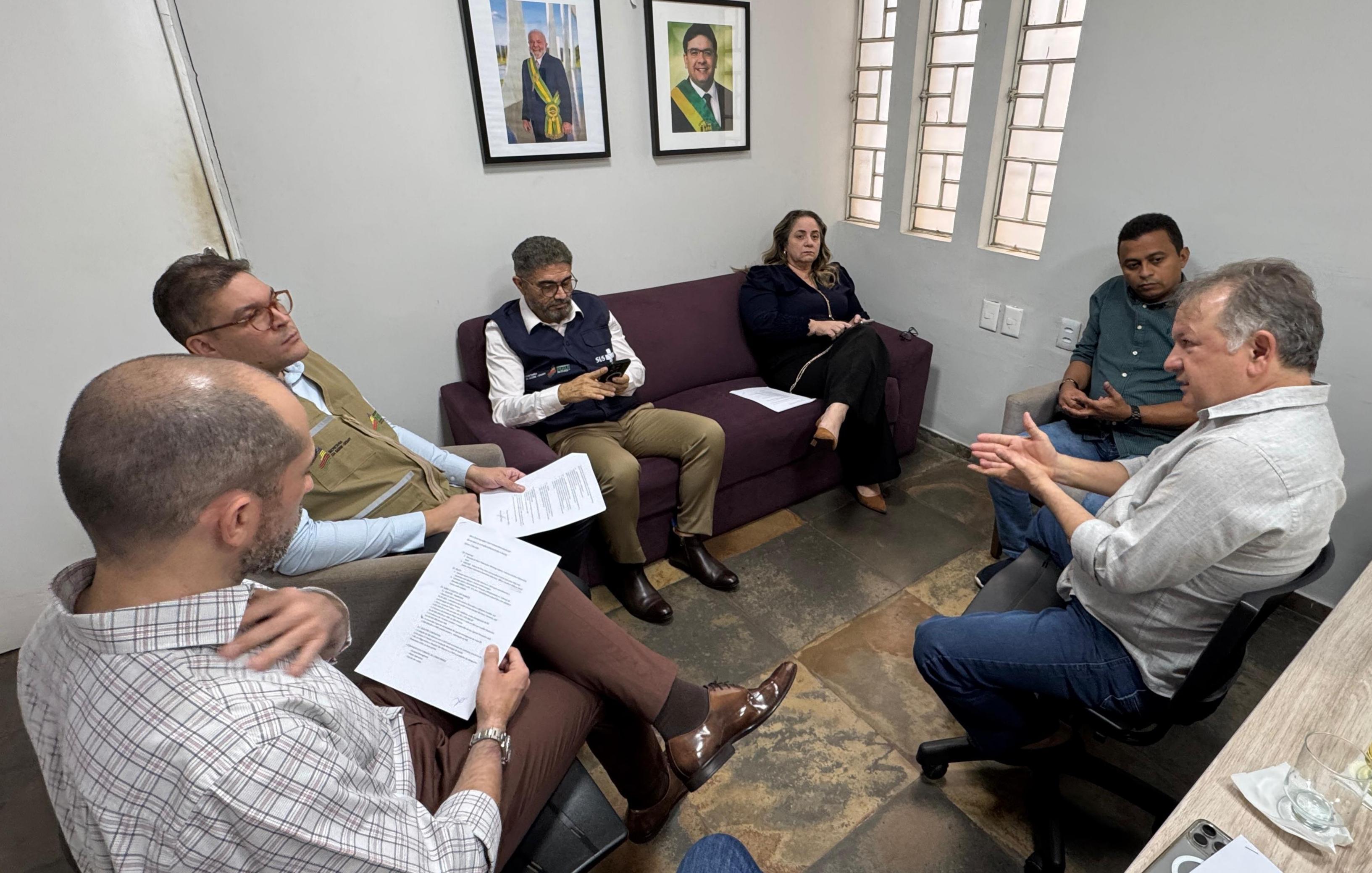Merlong Solano reunido para tratar de solução para o Hospital São Marcos