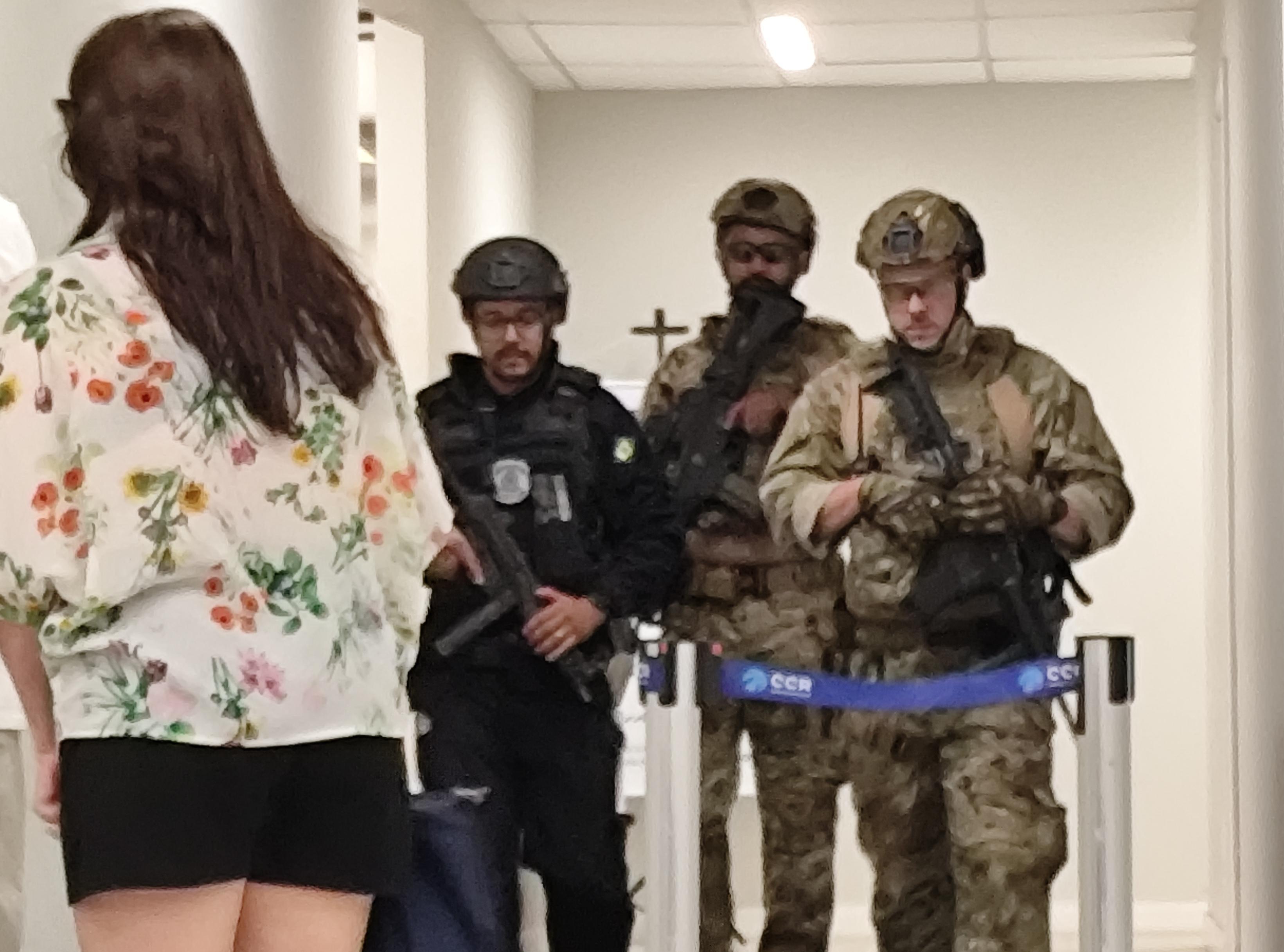 Policiais federais fortemente armados no aeroporto de Teresina