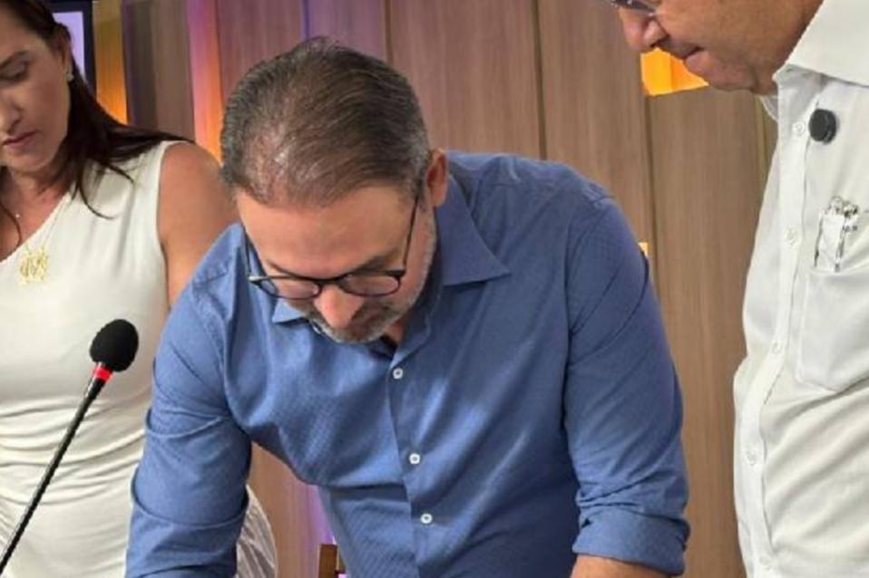 Em mais um pulo, Mainha assina ficha de filiação ao Podemos