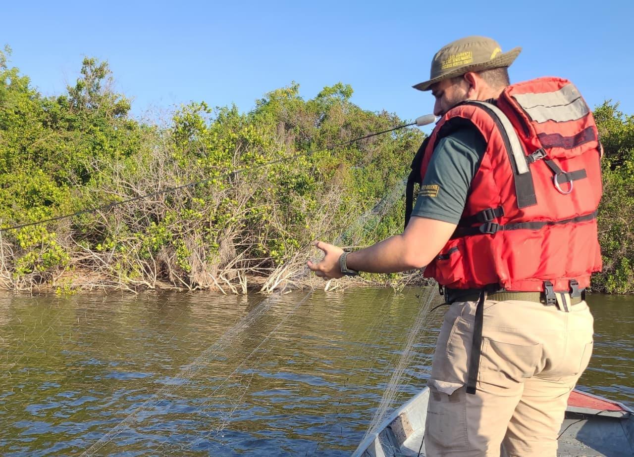 Militar do Batalhão Ambiental retira redes da Lagoa do Portinho