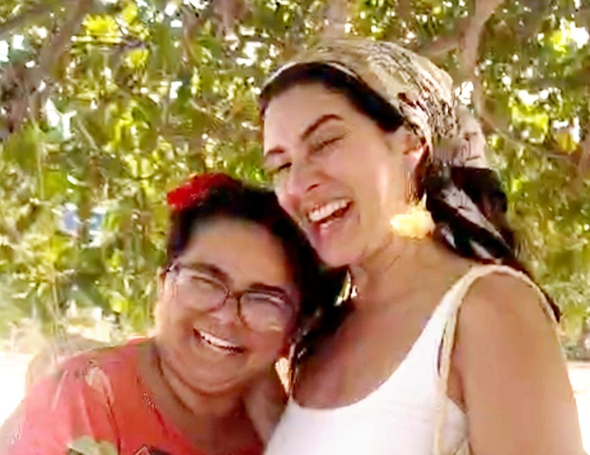 A atriz Fernanda com a artesã Neuza, em Barra Grande