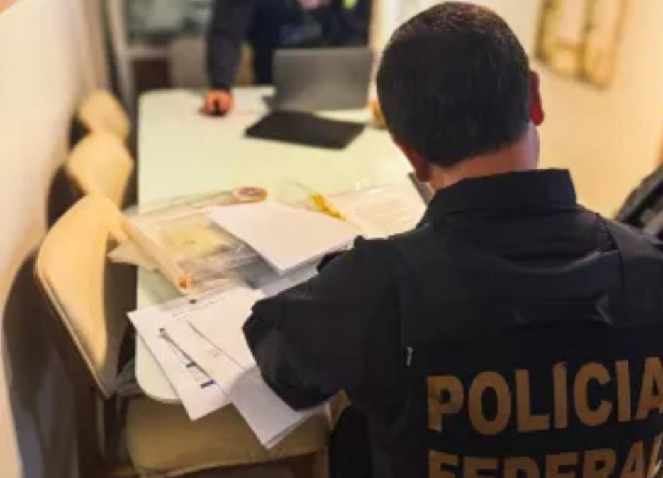 Policial federal faz lista de material apreendido
