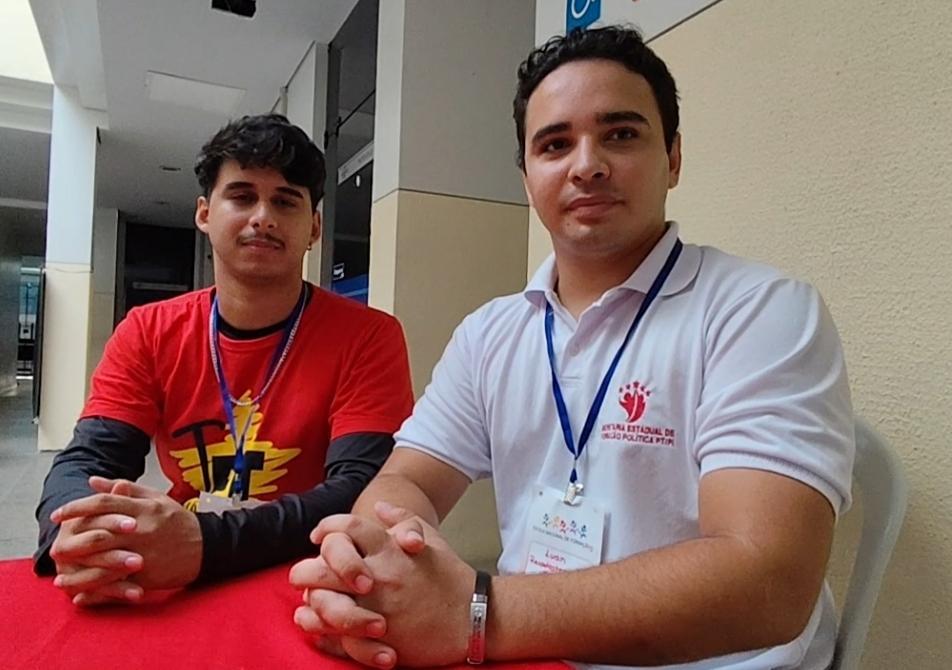 Luan e Ian mobilizam a juventude para conhecer o PT