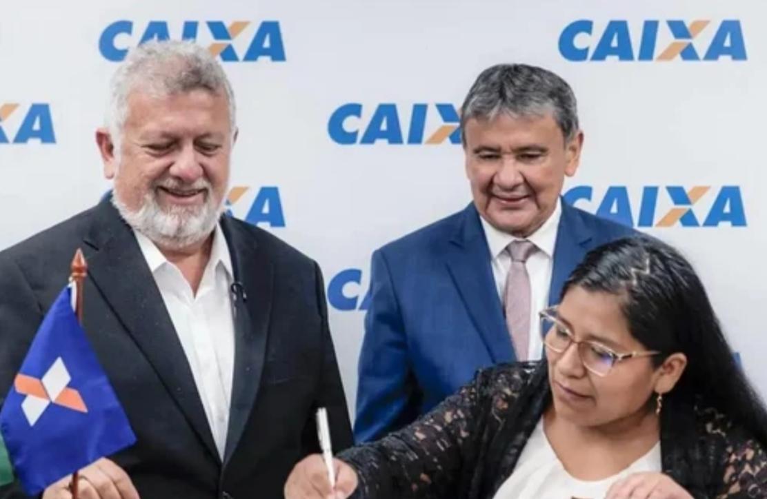 Carlos Vieira, Wellington Dias e uma beneficiária do programa