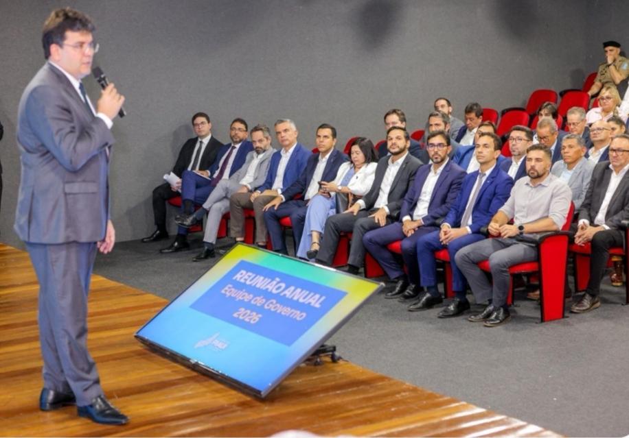 Rafael Fonteles reunido com secretários e outros auxiliares