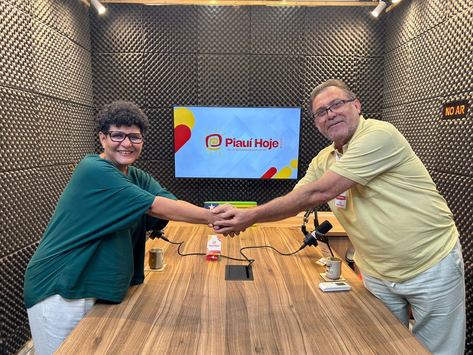 A secretária Rejane Tavares com o jornalista Luiz Brandão no estúdio do portal Piauí Hoje