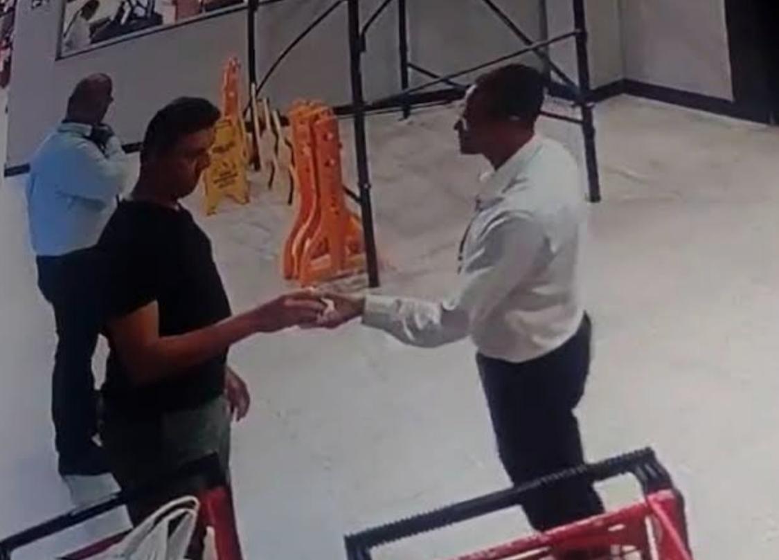 O delegado Erick Ferreira Blatt entrega o pote do carpaccio ao segurança do shopping