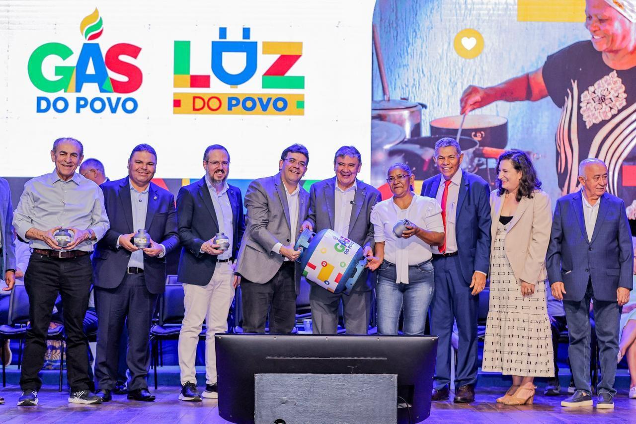 Rafael Fonteles e Wellington Dias no lançamento de programas sociais no Piauí