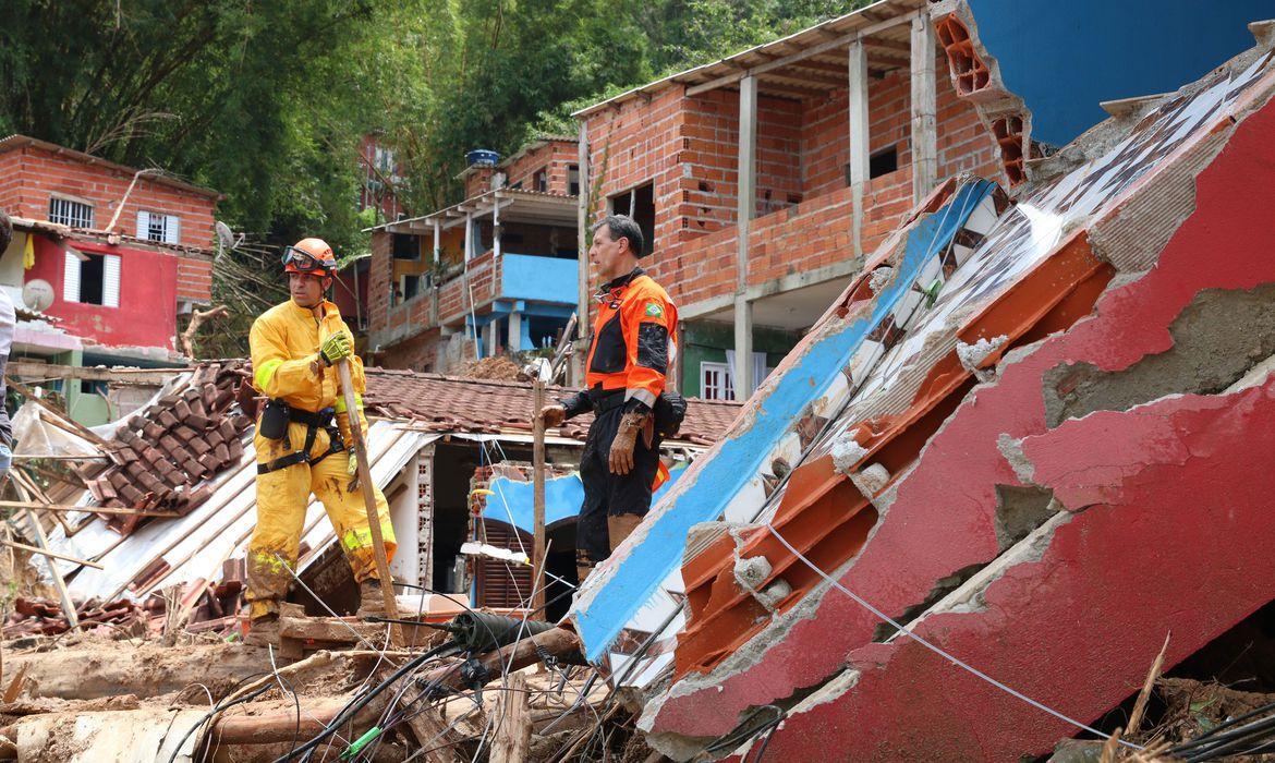 Bombeiros buscando por sobreviventes em São Sebastião