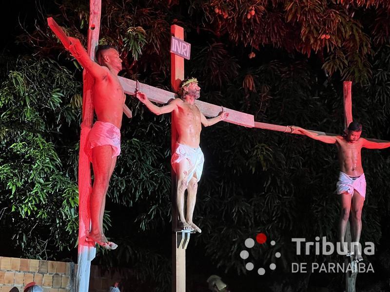 A encenação é interpretada por membros da comunidade e artistas locais