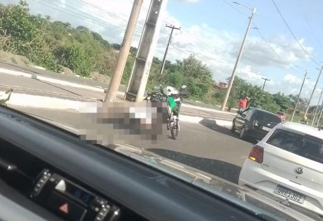 O motoqueiro se chocou fortemente contra um poste de iluminação pública que fica no canteiro central
