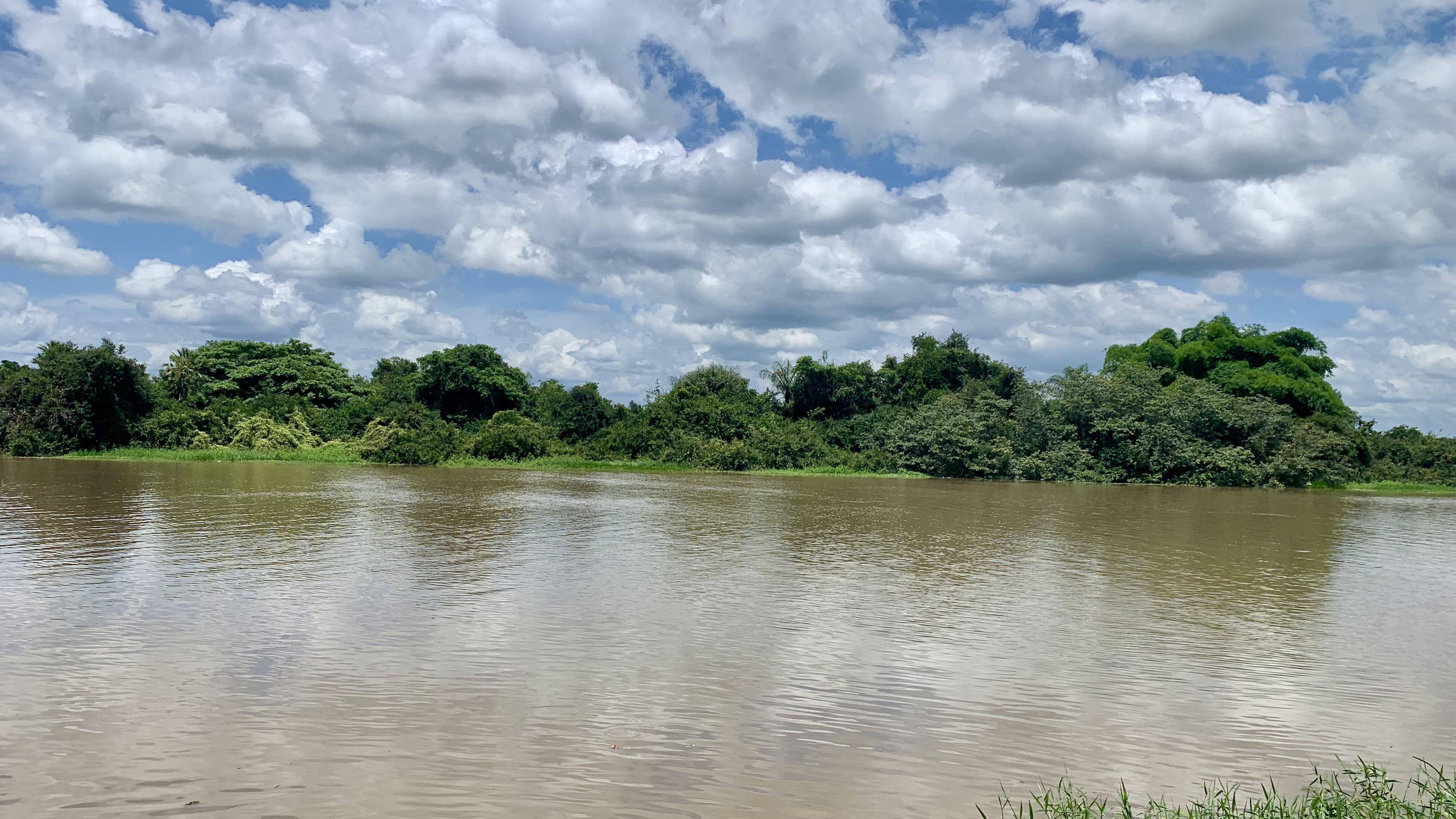 Rio Marataoan na cidade de Barras