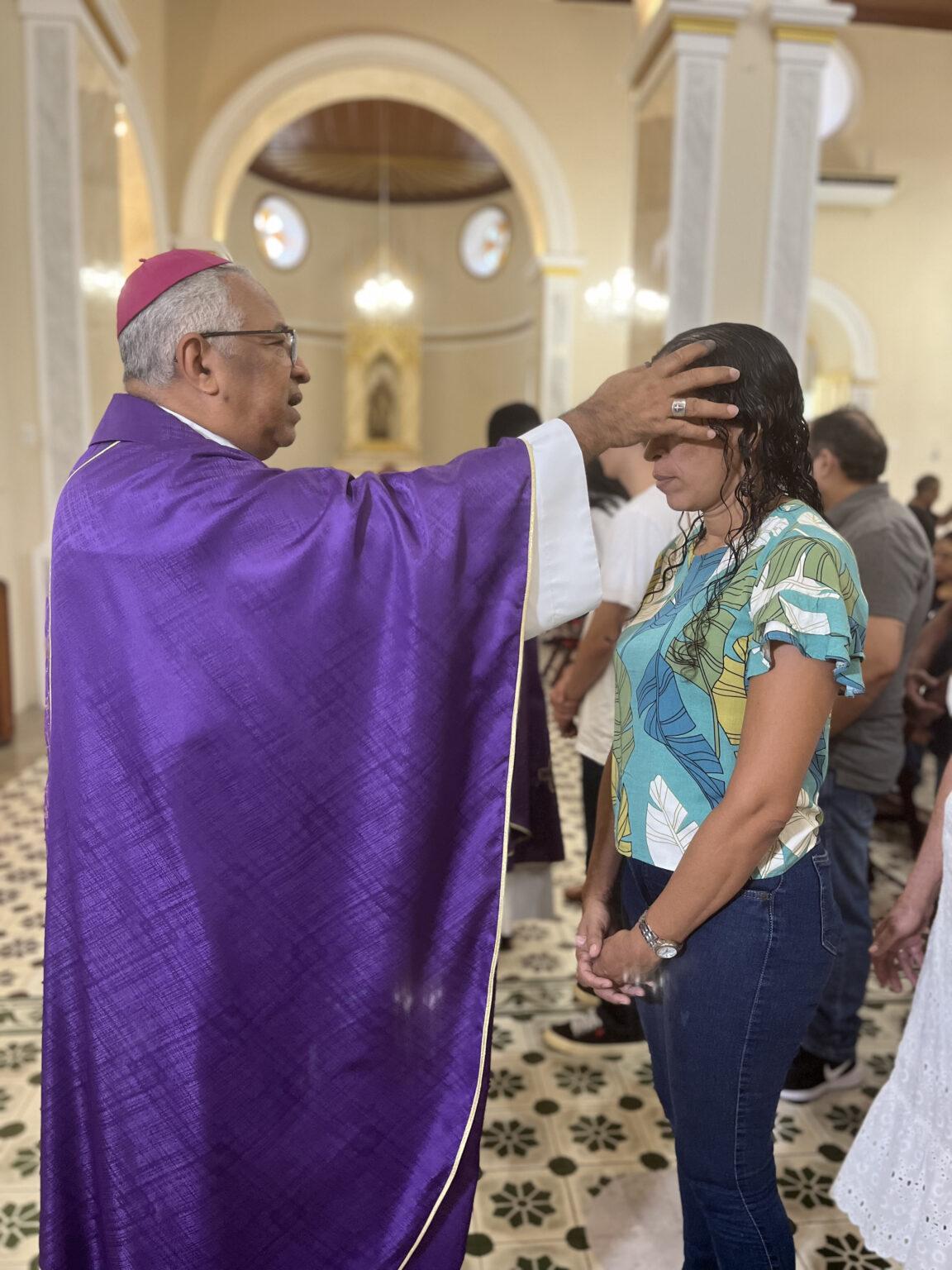 Imposição das cinzas nos fiéis simboliza a penitência e a conversão