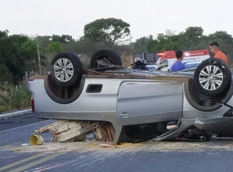 Carro capotou após colisão frontal