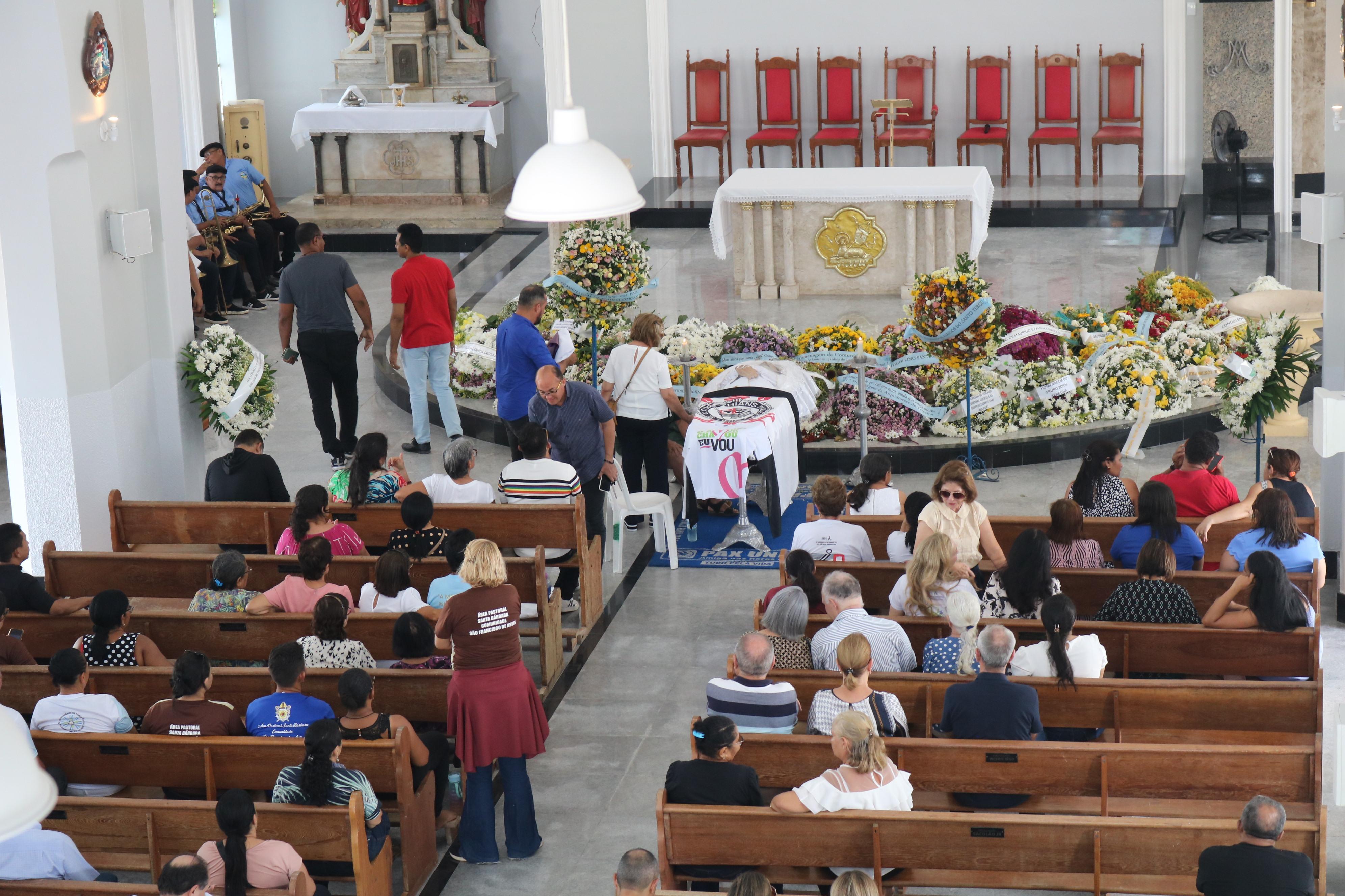 Comunidade católica se despede do padre Chiquinho Borges