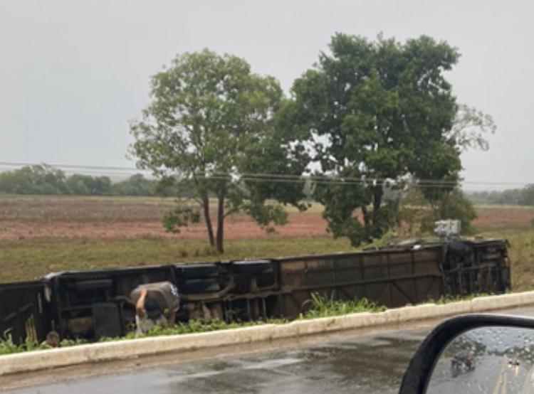 Ônibus clandestino tomba em Bom Jesus
