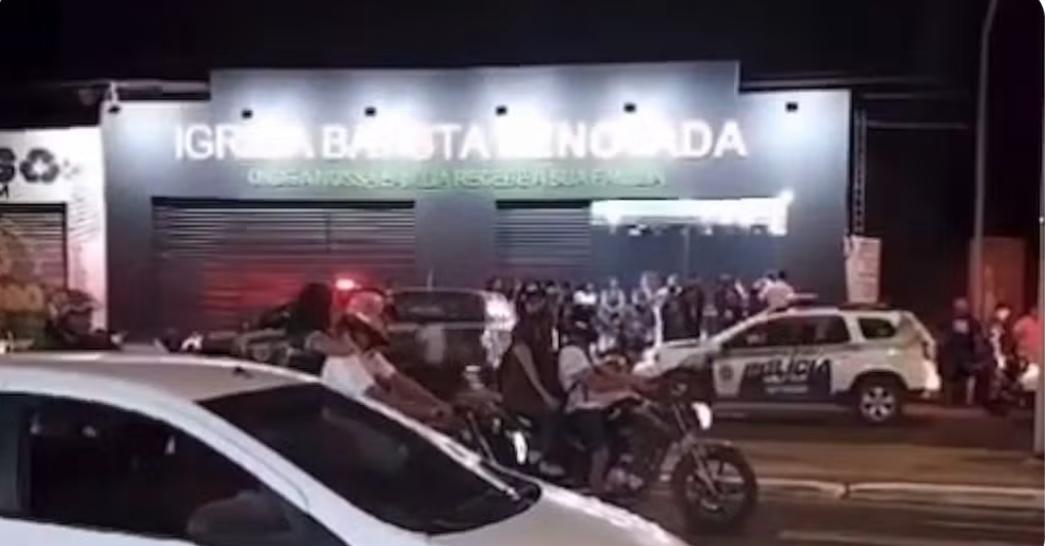 A criança estava com os pais na Igreja Batista Renovada