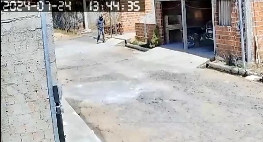 O homem deixou a moto na outra rua e foi caminhando até as vítimas para exibir seu órgão genital