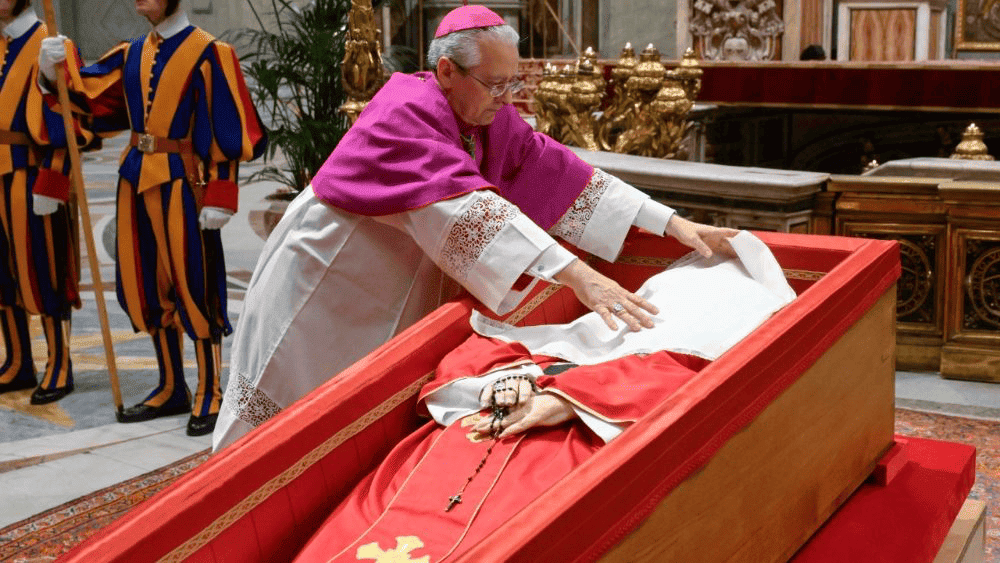 Arcebispo Diego Ravelli cobriu o rosto do papa Francisco com um pano de seda branco