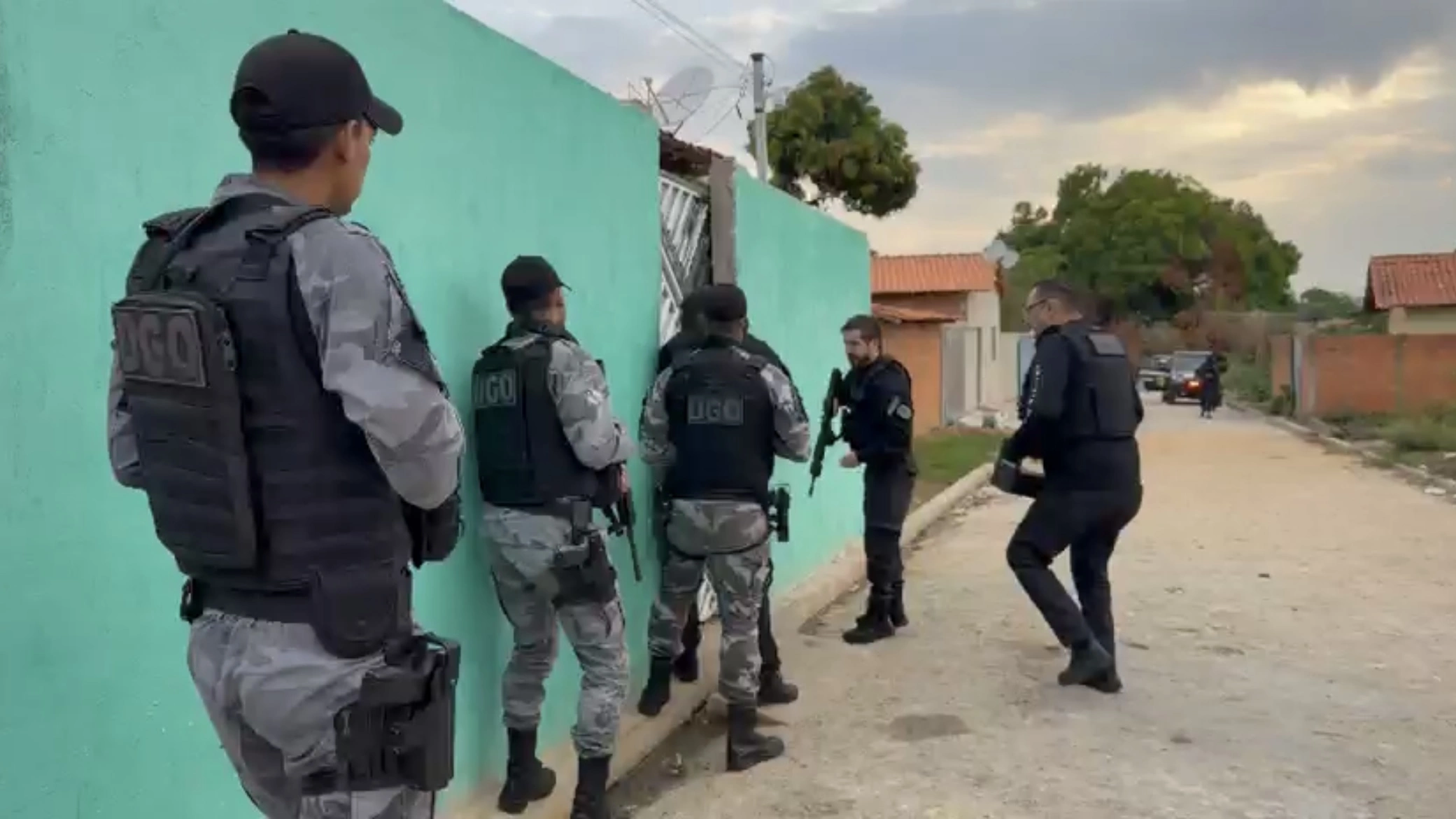 Ao todo, os policiais cumpriram 10 mandados de busca e apreensão