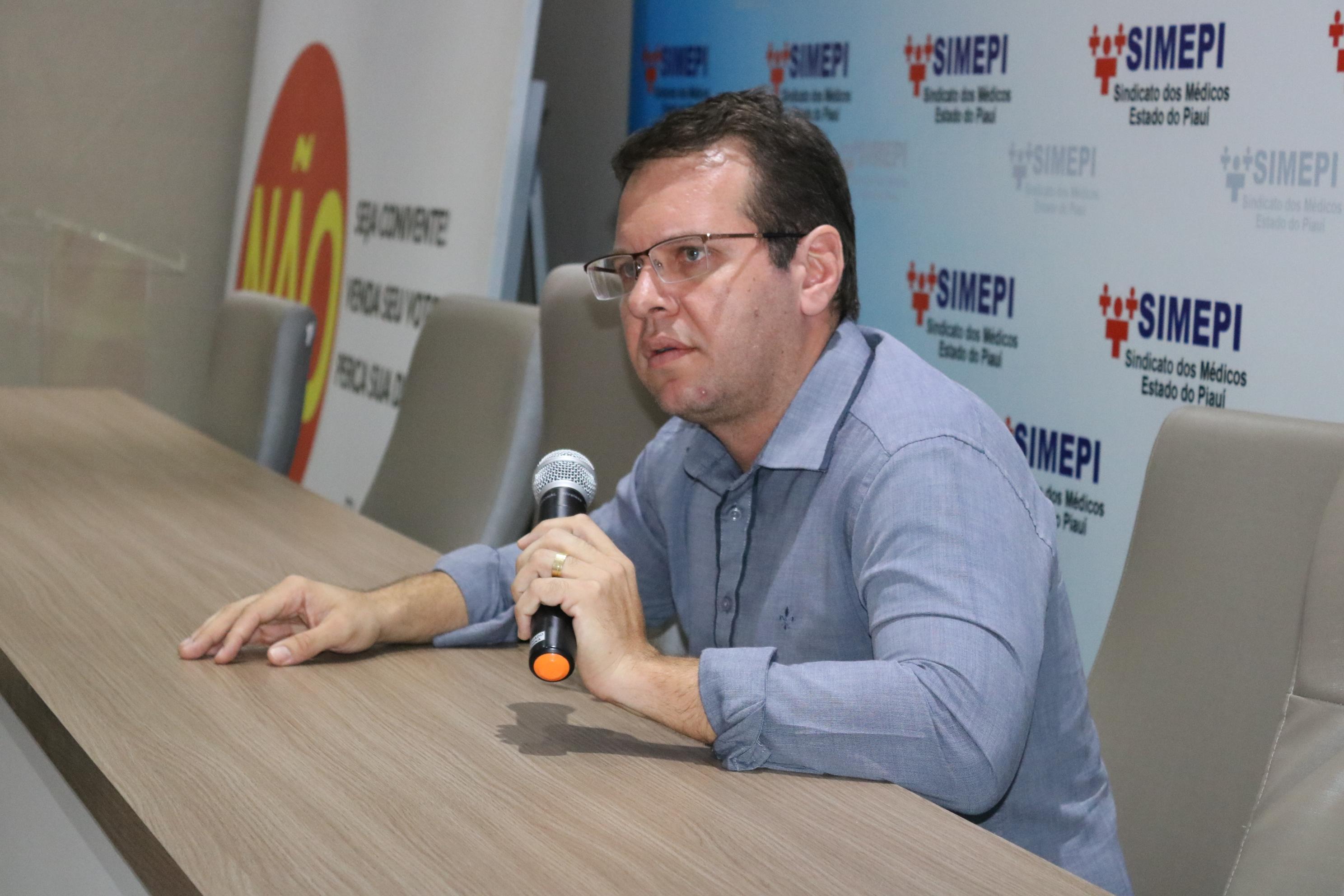 Presidente do sindicato dos médicos Samuel Rego