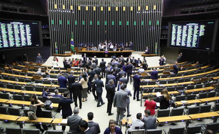 Deputados aprovaram o projeto em sessão do Plenário  Fonte: Agência Câmara de Notícias