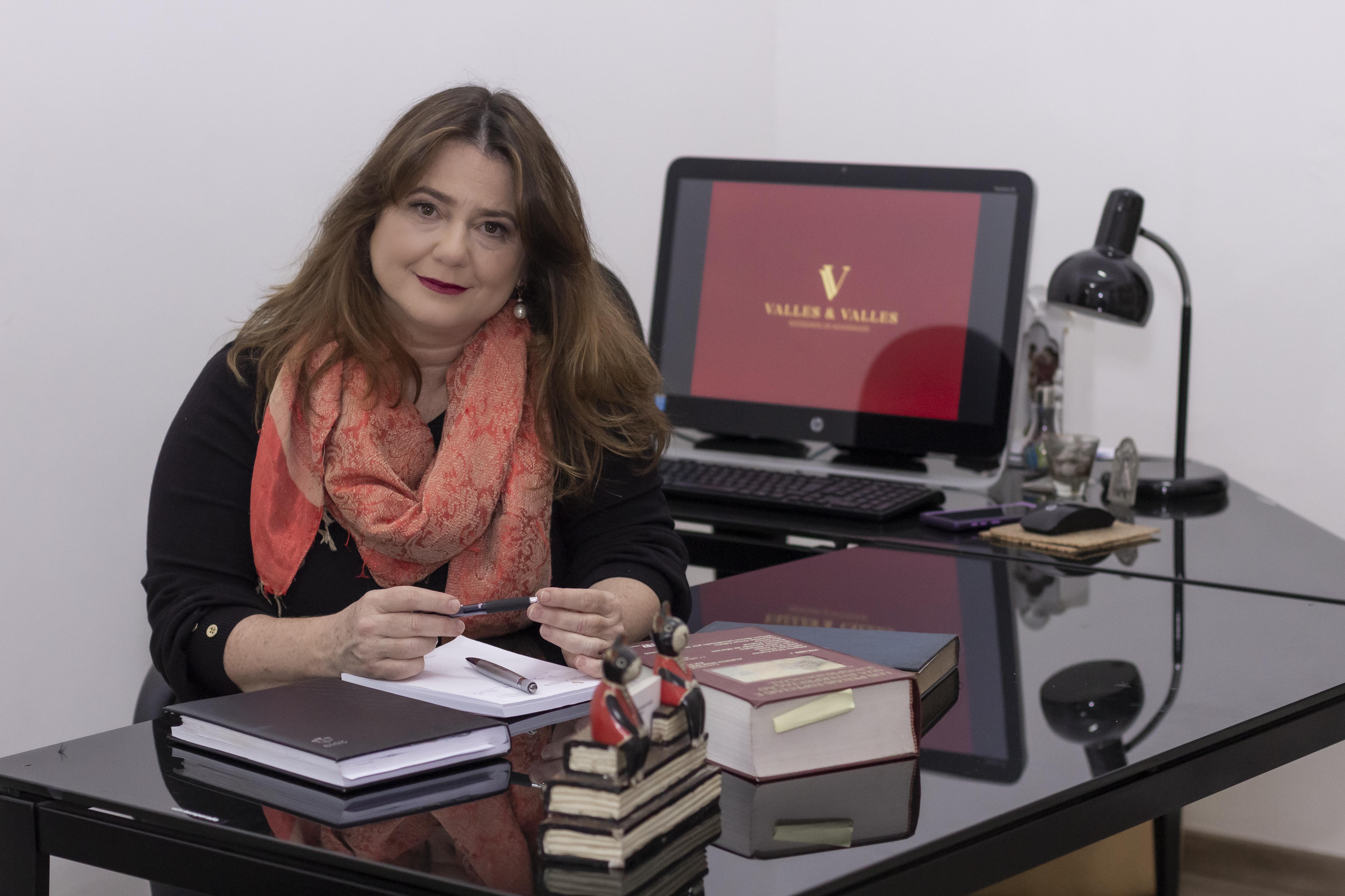 Dra. Jacqueline Valles, advogada criminalista mestre em Direito Penal