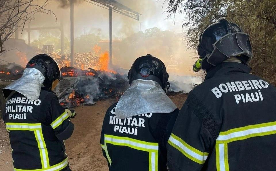 Incêndio em fábrica de ferros na Zona Sudeste de Teresina
