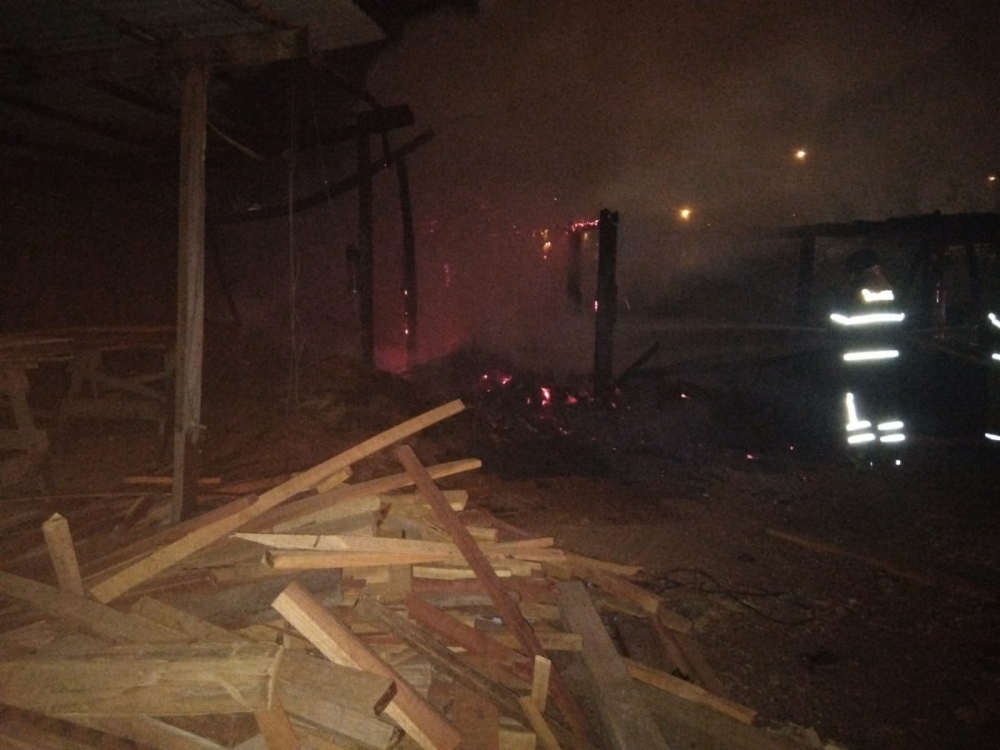 Incêndio atingiu madeireira