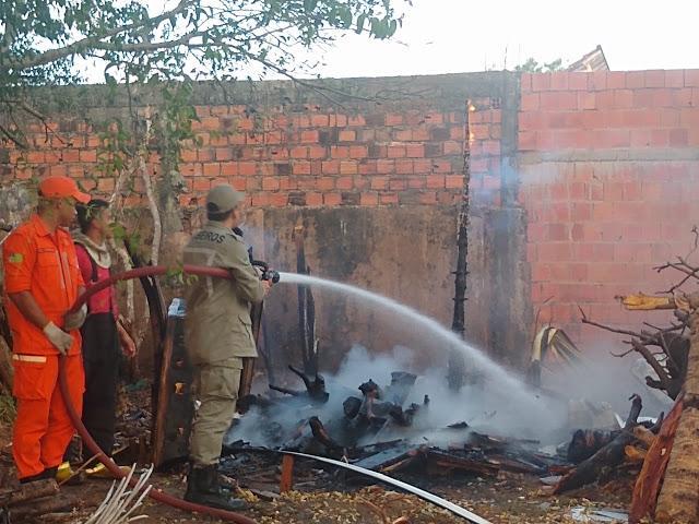 Trabalho dos bombeiros evitou que as chamas atingissem residência