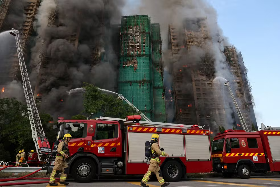 Bombeiros em frente a conjunto de arranha-céus atingido por incêndio em Hong Kong