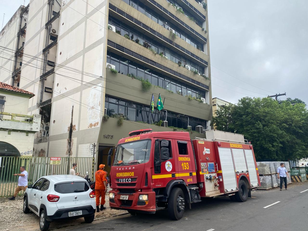 O Corpo de Bombeiros informou que o princípio de incêndio foi extinto e o prédio evacuado