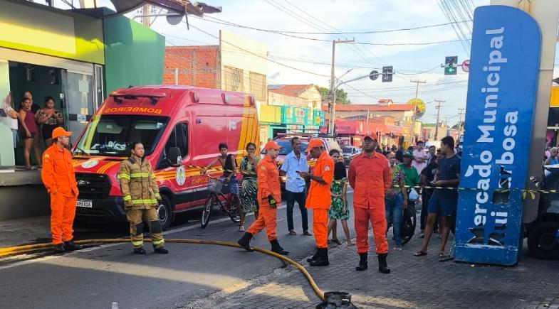 Incêndio no Mercado Municipal do bairro São Joaquim, zona Norte de Teresina