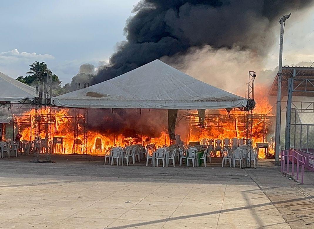 Barracas montadas para festejos em Lagoinha do Piauí ficam destruídas em incêndio