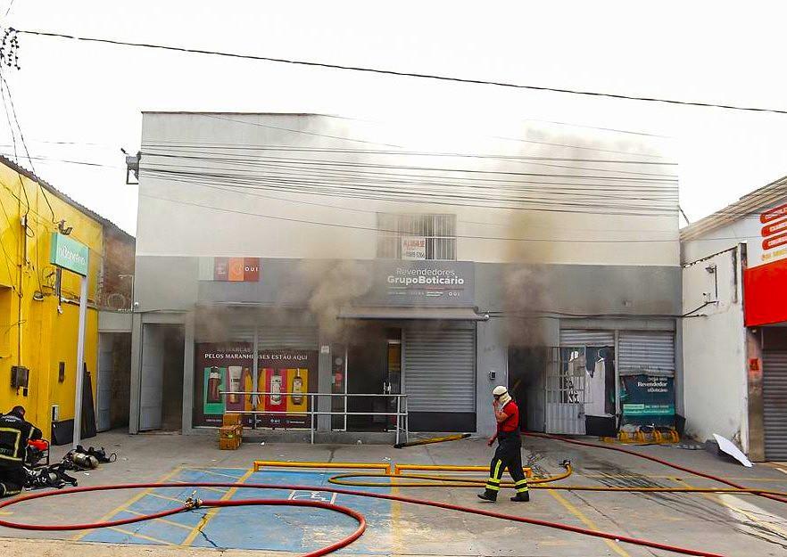Incêndio em loja de cosméticos mobiliza bombeiros e provoca evacuação de igreja em Timon.