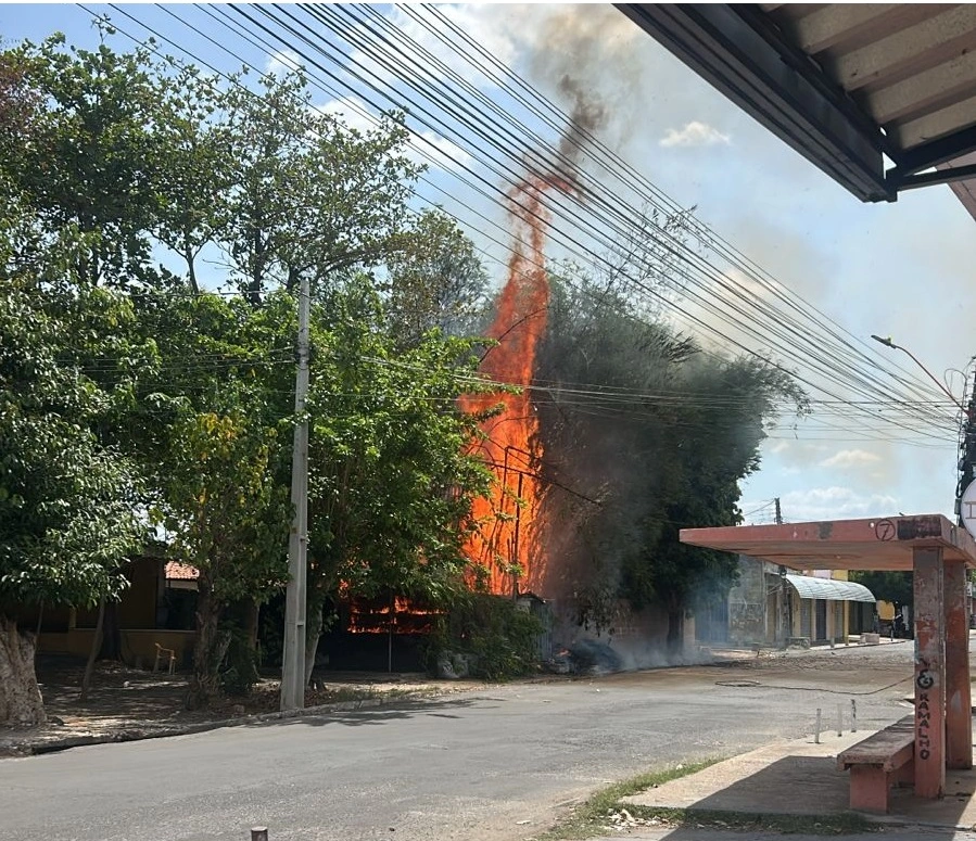 Incêndio em ponto de frango no bairro Mocambinho
