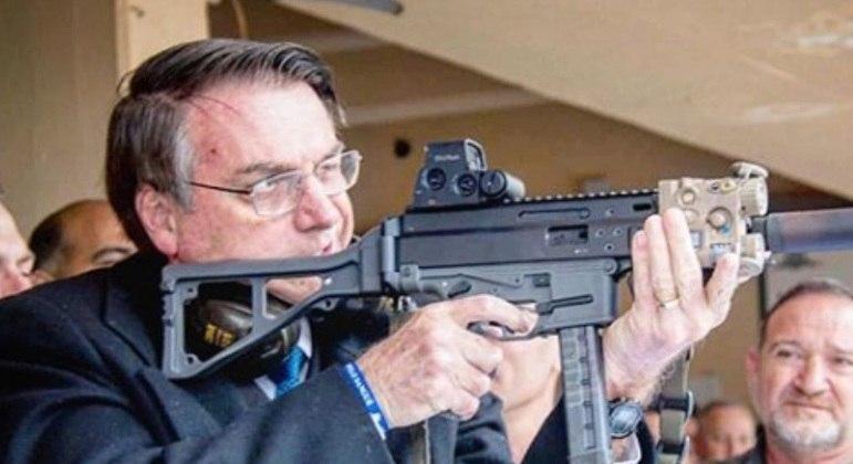 Bolsonaro com arma de fogo