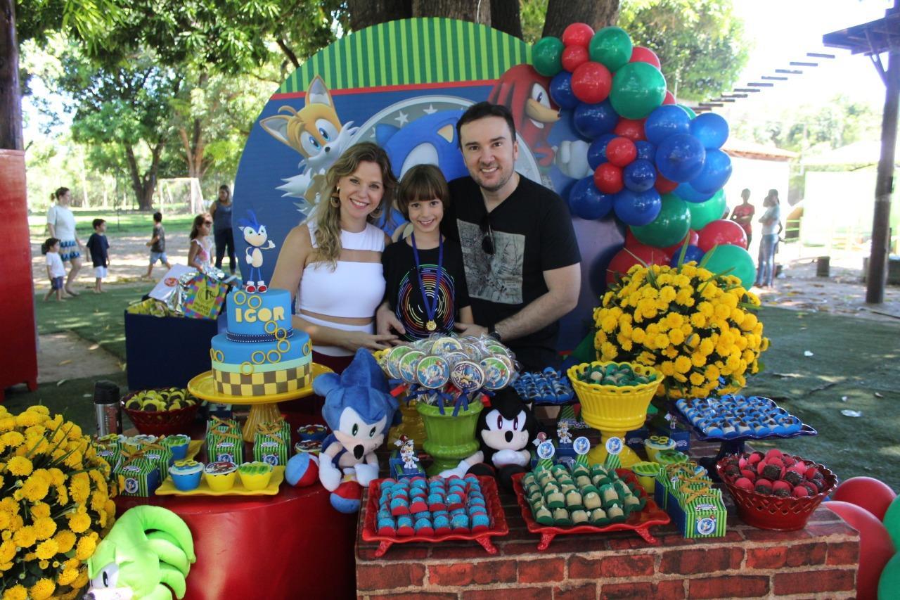 Isabelle Aguiar, o filho Igor, e o vice-presidente da Cooperativas de médicos