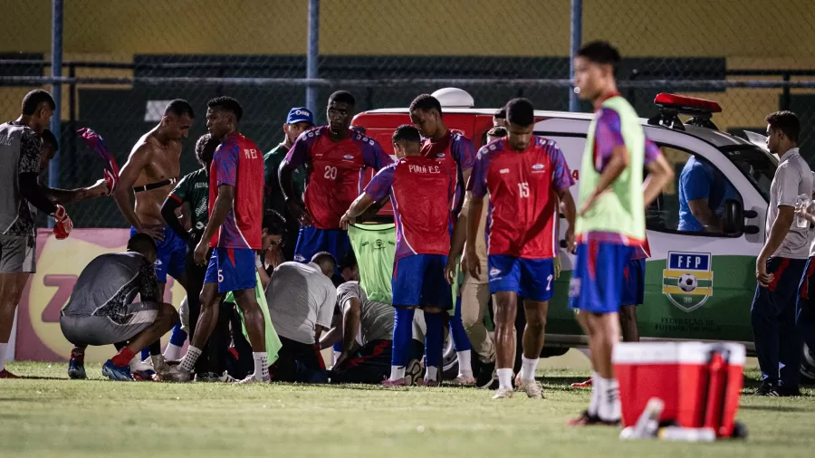 Jogador do Piauí recebe atendimento médico após sofrer crise convulsiva durante aquecimento no estádio Lindolfo Monteiro.