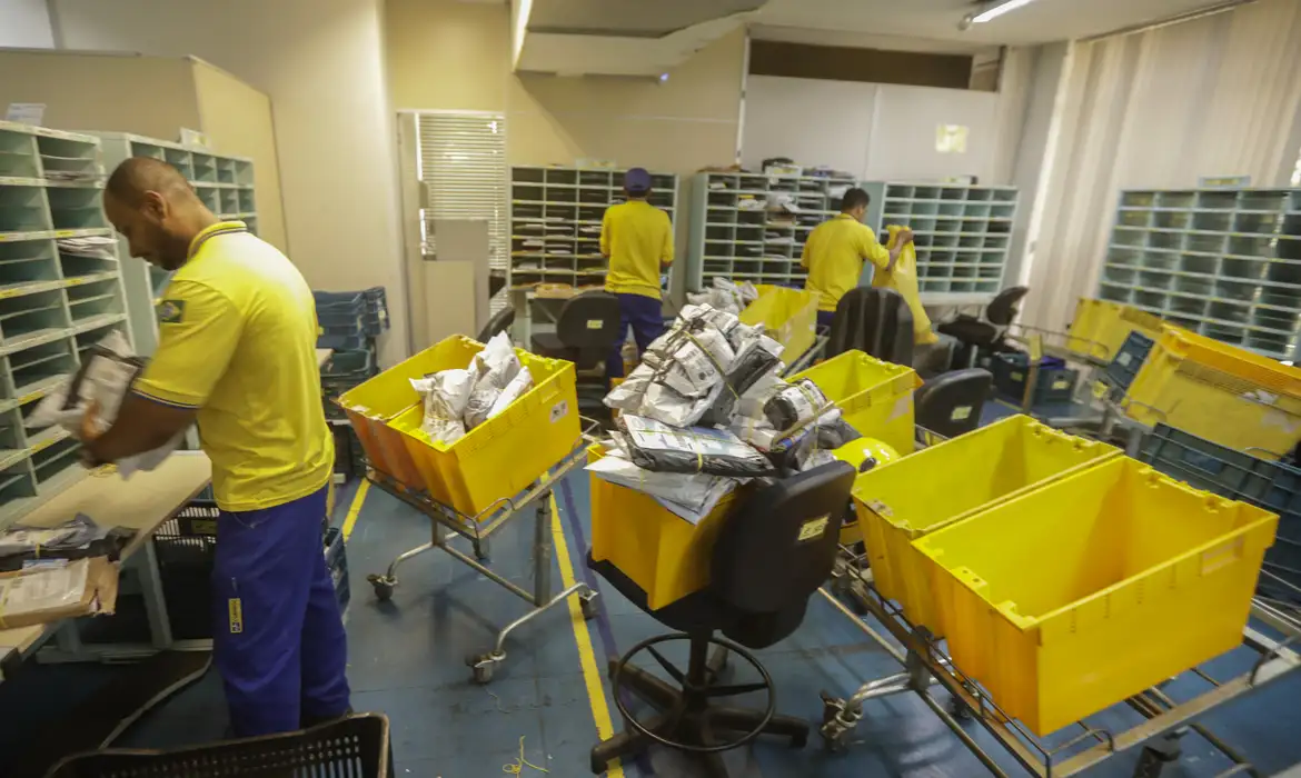 Correios aprova plano com demissão voluntária e fechamento de agências