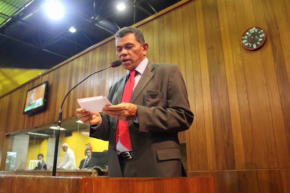 Deputado estadual João de Deus na tribuna da Assembleia Legislativa