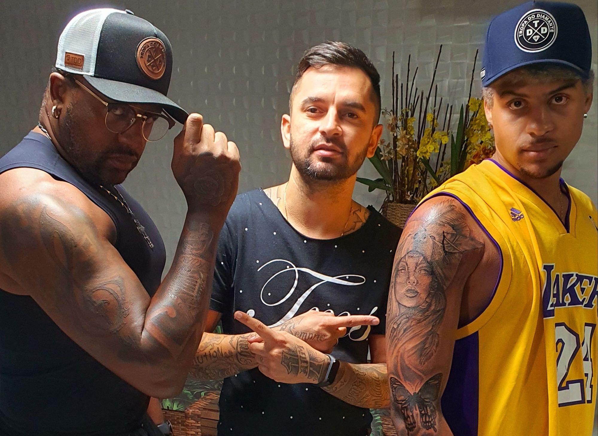 Jotta Júnior ladeado por Claudinho do Grupo Negritude e seu filho Kauan Forte