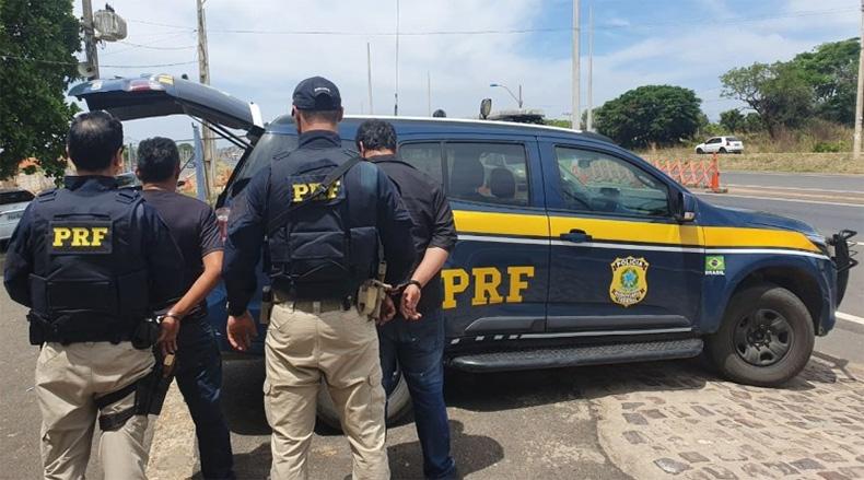 Dupla presa ao tentar enganar a PRF durante abordagem