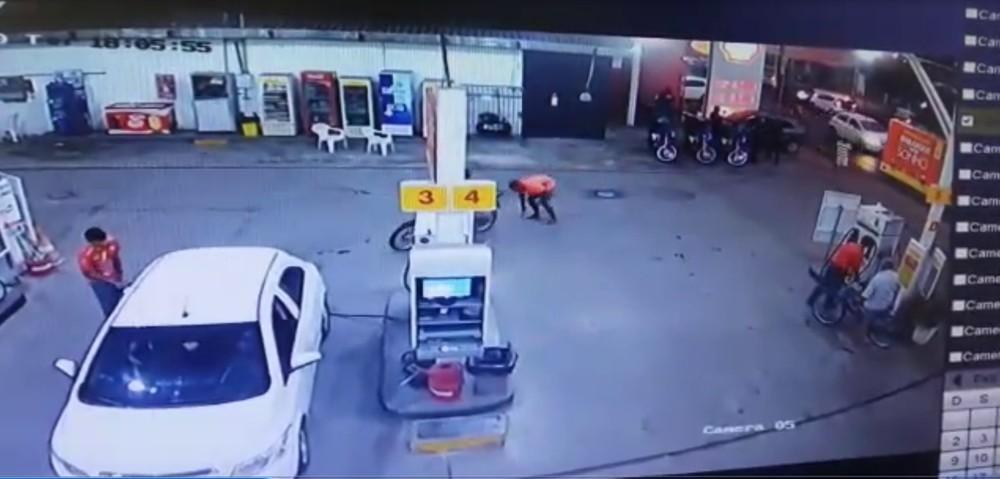 Suspeito se atrapalha e derruba arma de fogo em posto de combustíveis